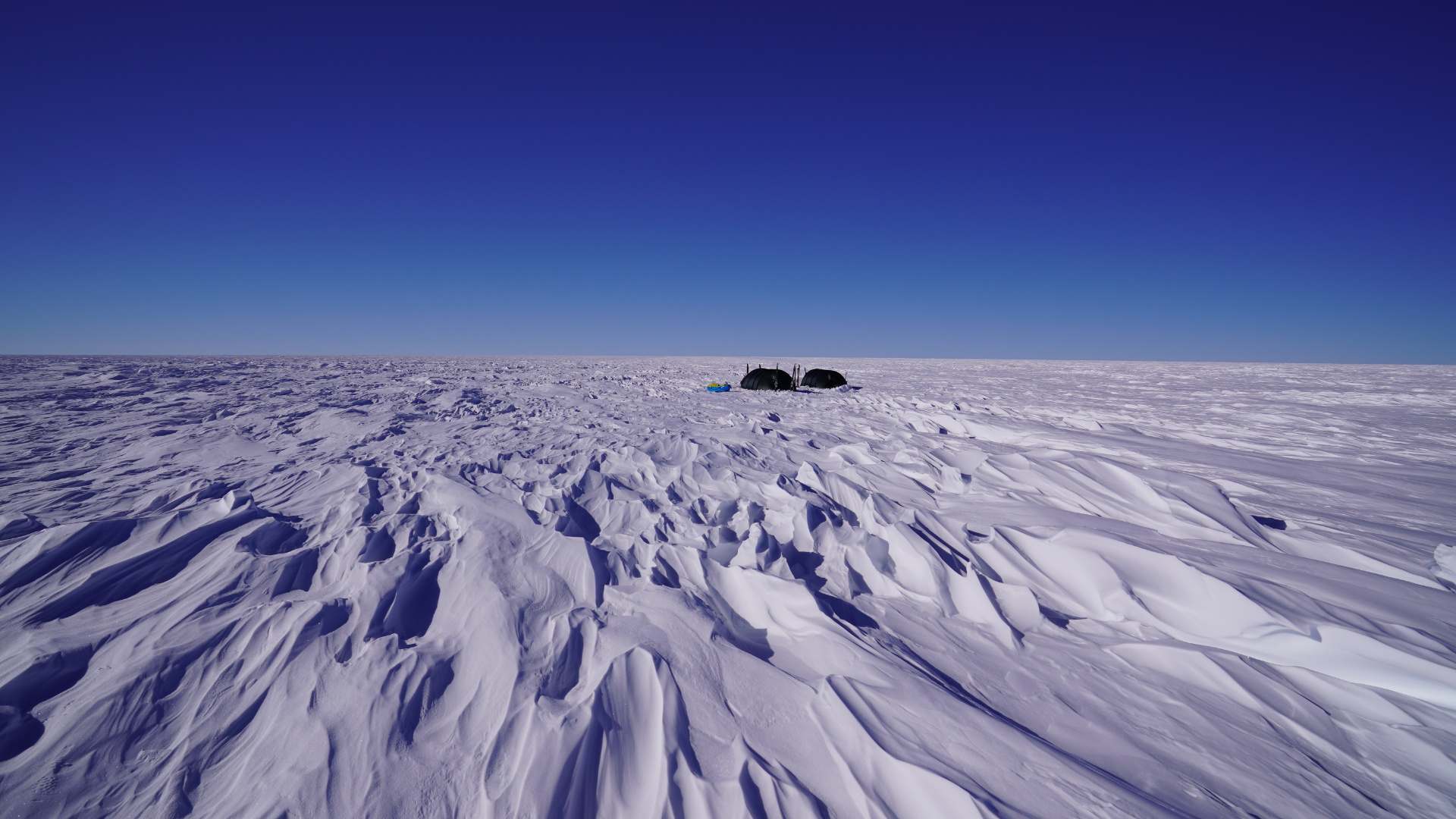antarctica-sastrugi-tents-ac2526-05a-04-00373